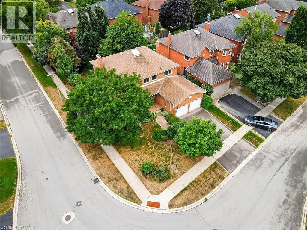 1084 GRANDEUR Crescent
