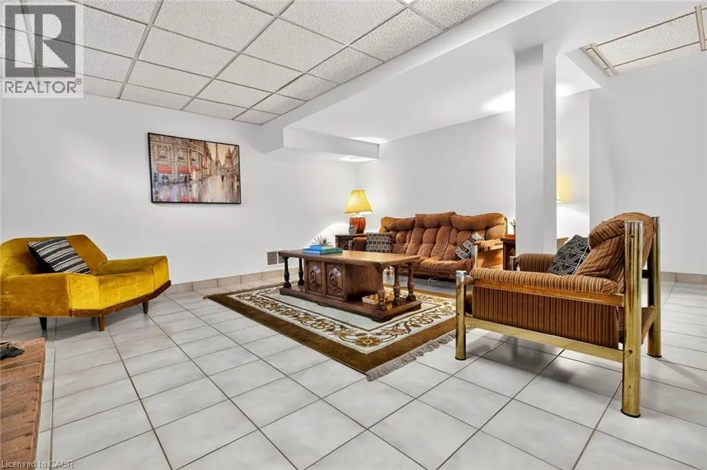 1084 GRANDEUR Crescent