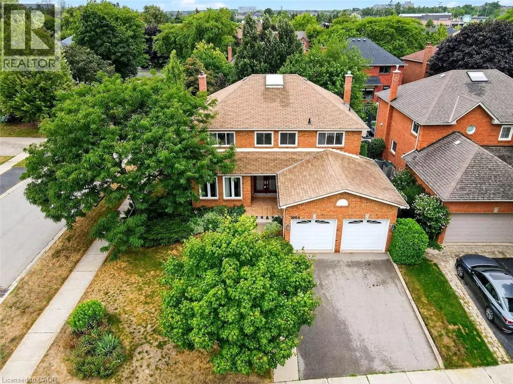 1084 GRANDEUR Crescent