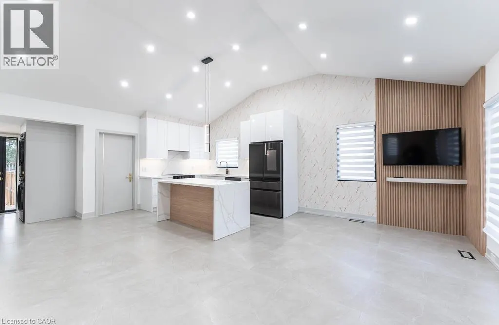 174 ROXBOROUGH Avenue Unit# Upper, #Upper