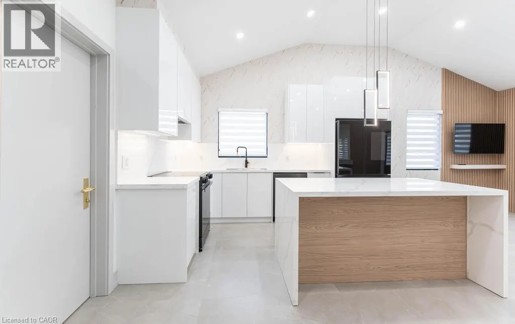 174 ROXBOROUGH Avenue Unit# Upper, #Upper