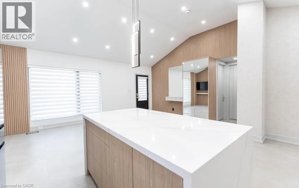 174 ROXBOROUGH Avenue Unit# Upper, #Upper
