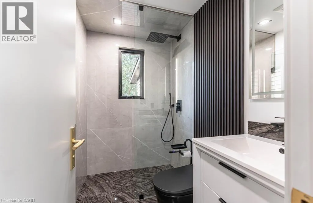 174 ROXBOROUGH Avenue Unit# Upper, #Upper
