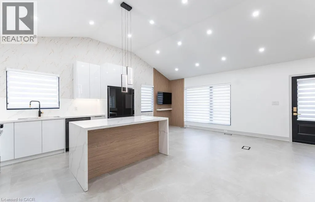 174 ROXBOROUGH Avenue Unit# Upper, #Upper