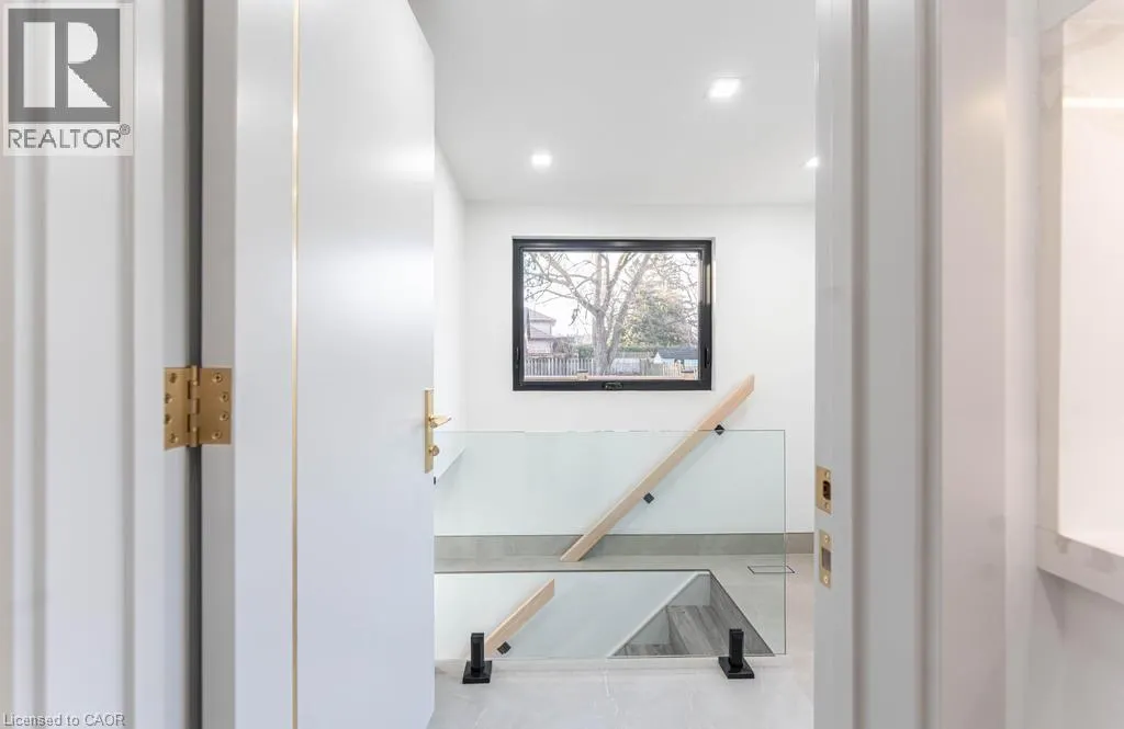 174 ROXBOROUGH Avenue Unit# Lower, #Lower