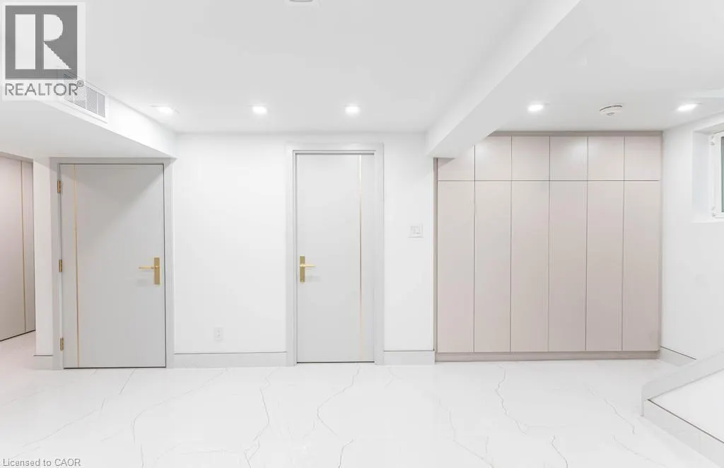 174 ROXBOROUGH Avenue Unit# Lower, #Lower