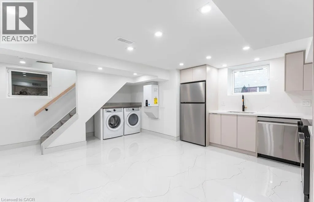 174 ROXBOROUGH Avenue Unit# Lower, #Lower