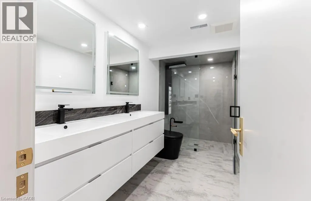 174 ROXBOROUGH Avenue Unit# Lower, #Lower