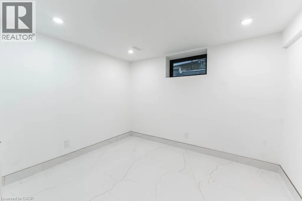 174 ROXBOROUGH Avenue Unit# Lower, #Lower