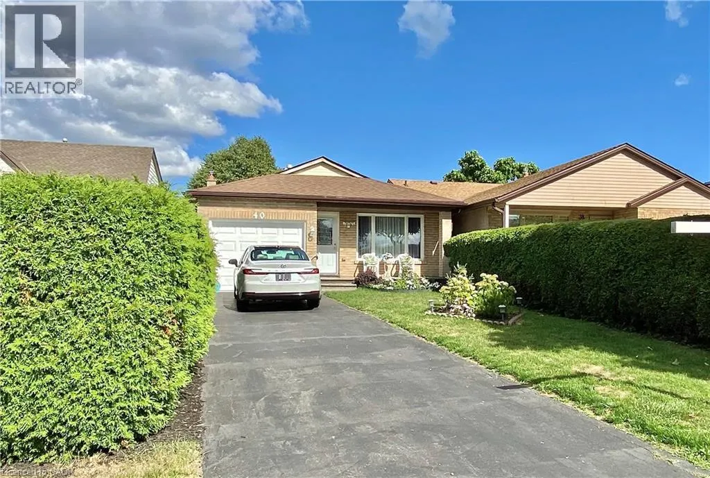 40 LYTON Crescent