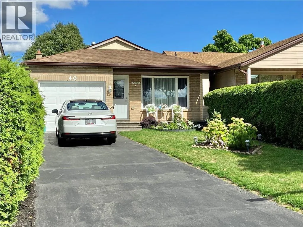 40 LYTON Crescent