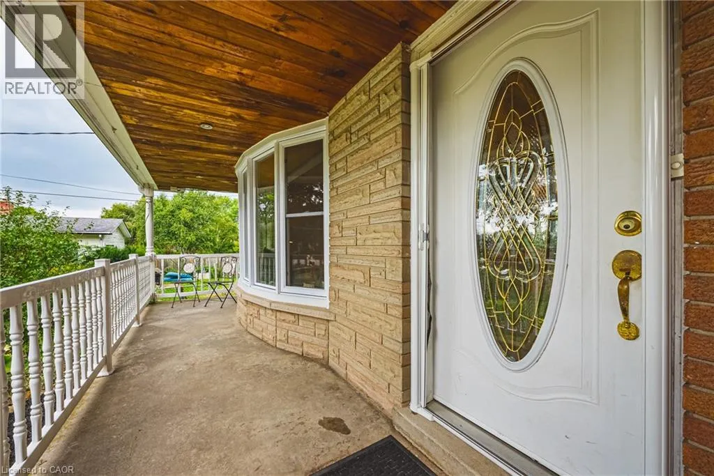 210 MACKENZIE Crescent