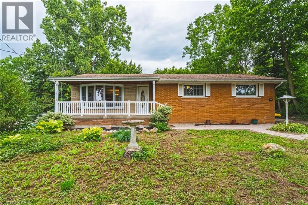 210 MACKENZIE Crescent