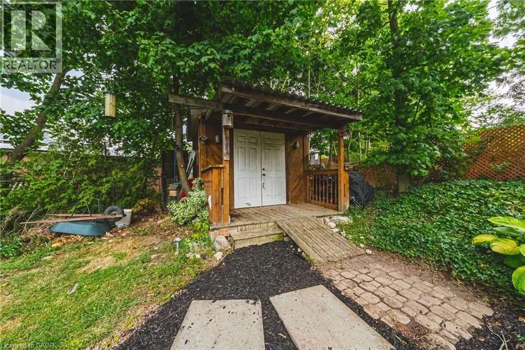 210 MACKENZIE Crescent
