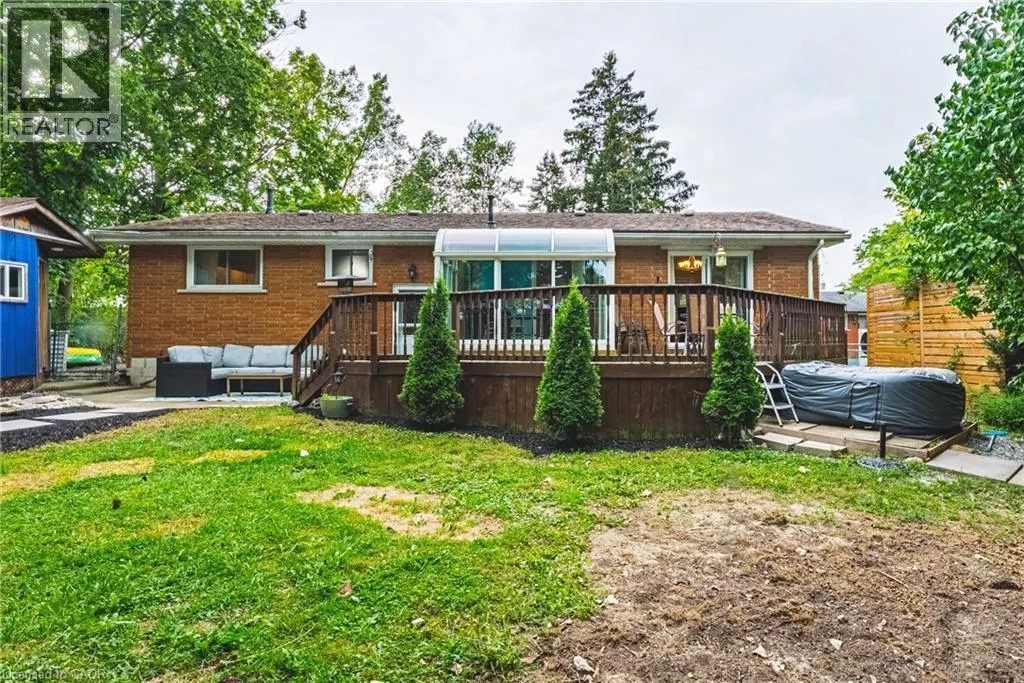 210 MACKENZIE Crescent