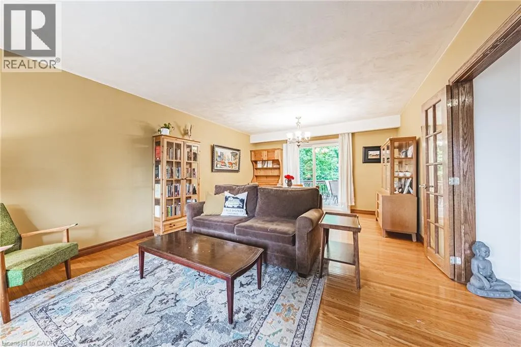210 MACKENZIE Crescent