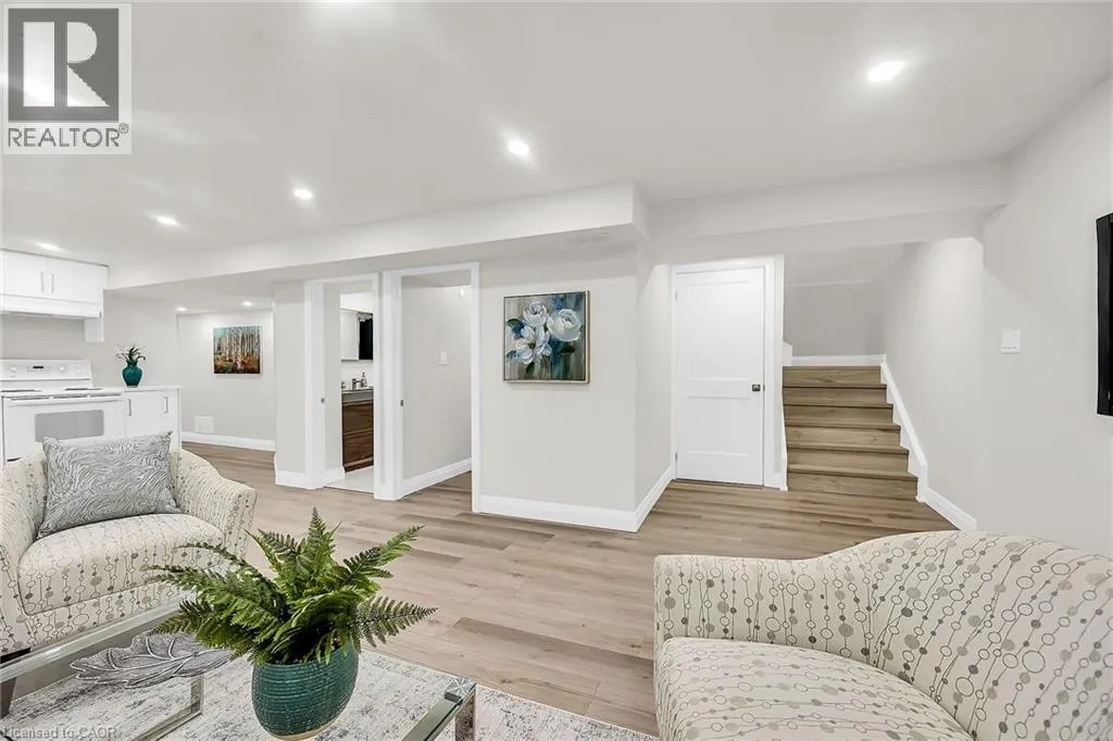 115 MCELROY Road E