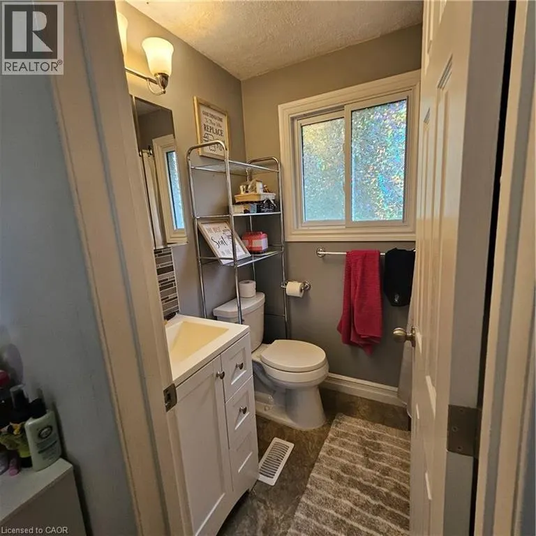 4 FISHER MILLS Road Unit# Upper, #Upper