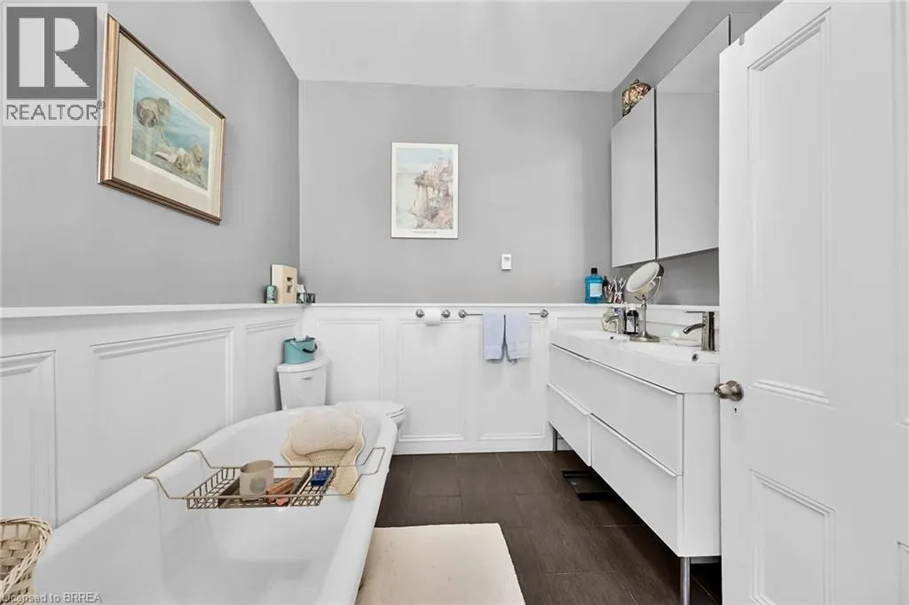 40 LOCKE Street S