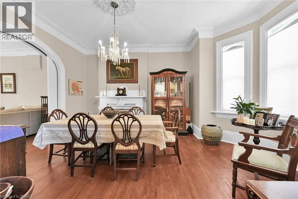 40 LOCKE Street S