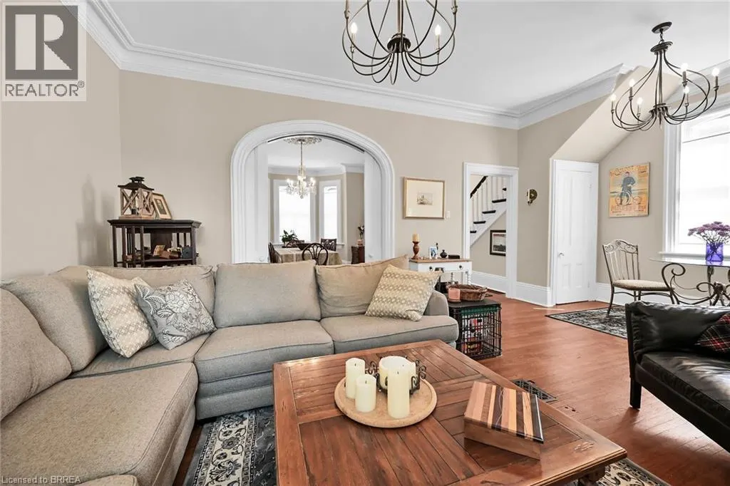 40 LOCKE Street S