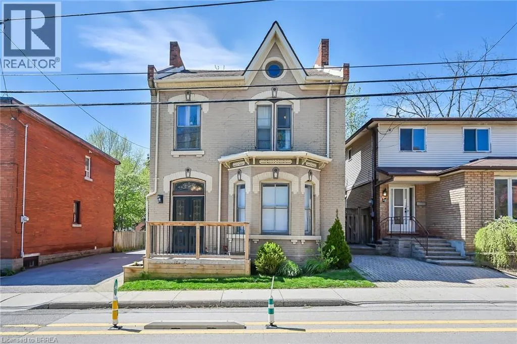 40 LOCKE Street S