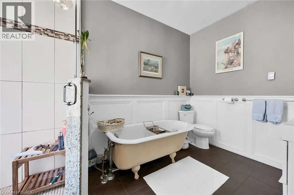 40 LOCKE Street S