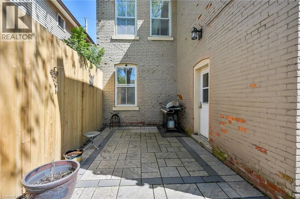 40 LOCKE Street S