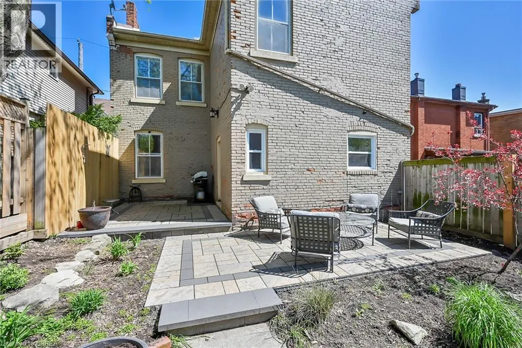 40 LOCKE Street S