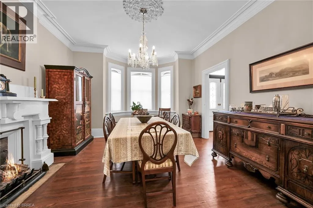 40 LOCKE Street S