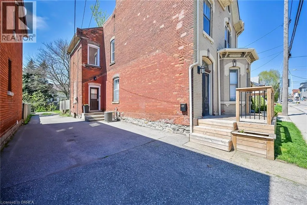 40 LOCKE Street S