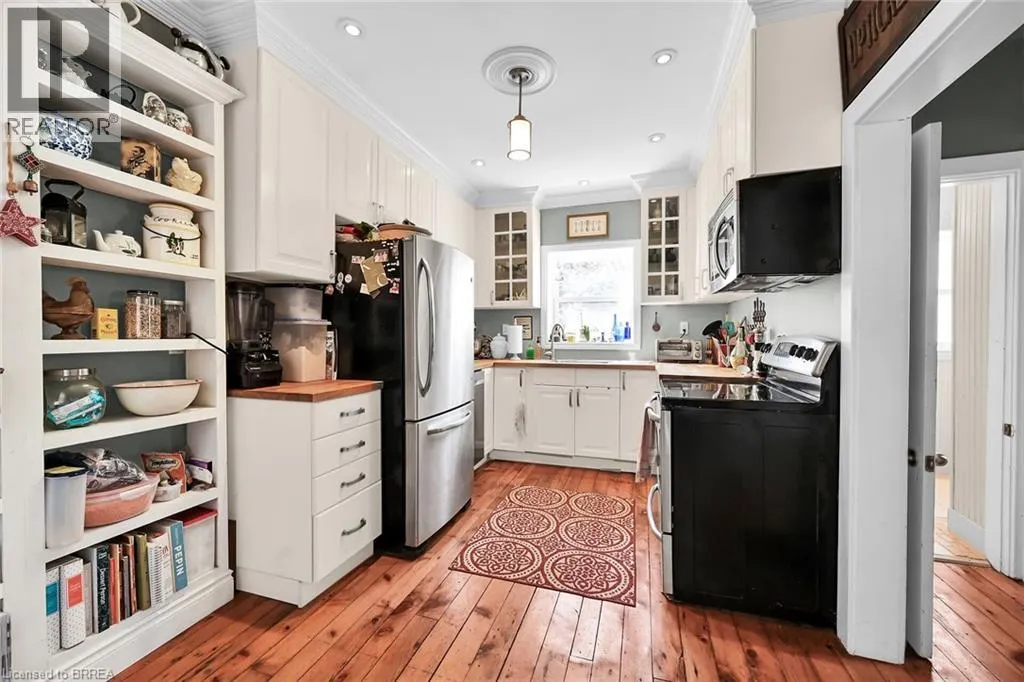 40 LOCKE Street S