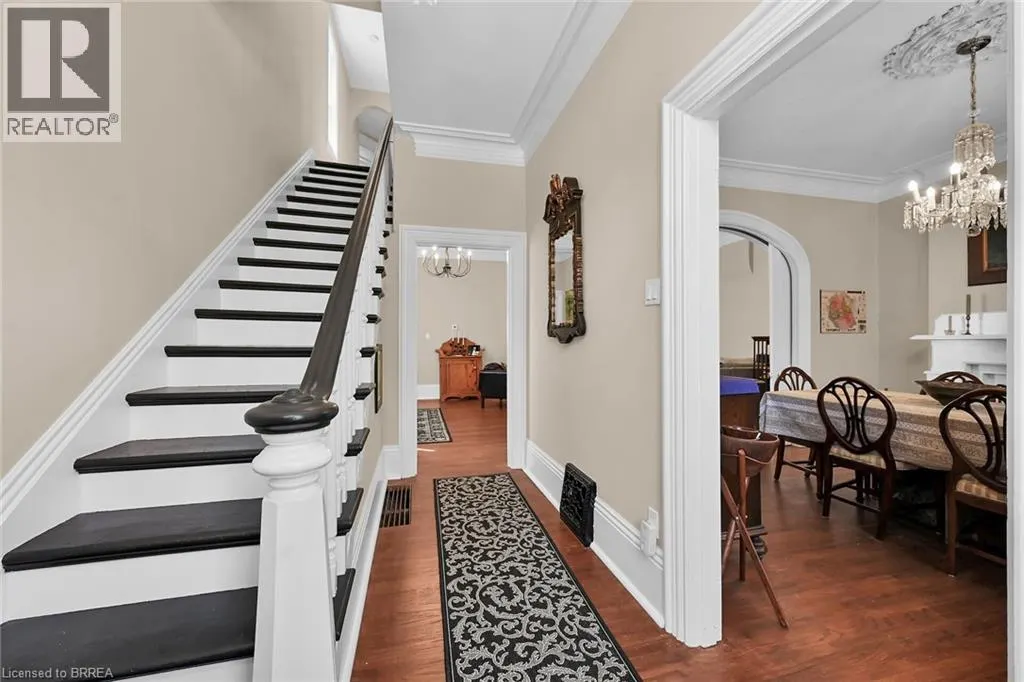 40 LOCKE Street S