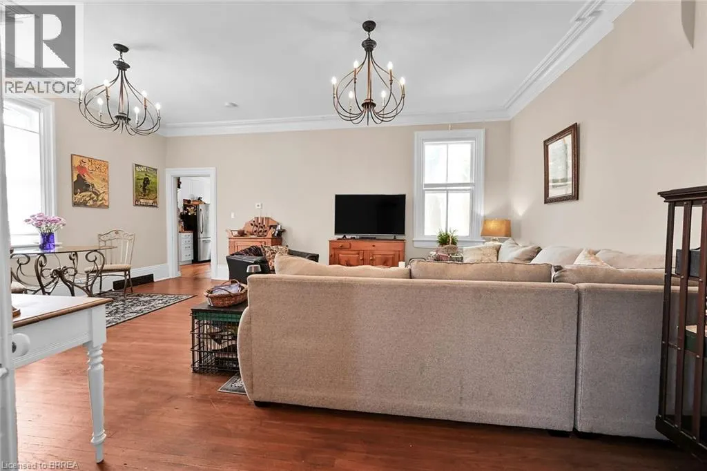 40 LOCKE Street S