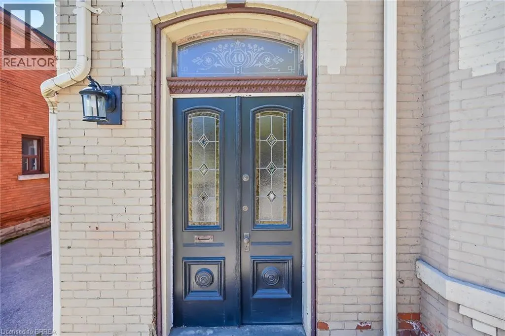 40 LOCKE Street S