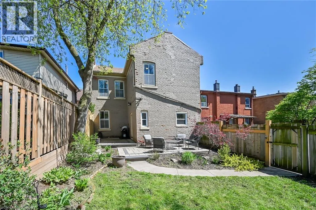 40 LOCKE Street S