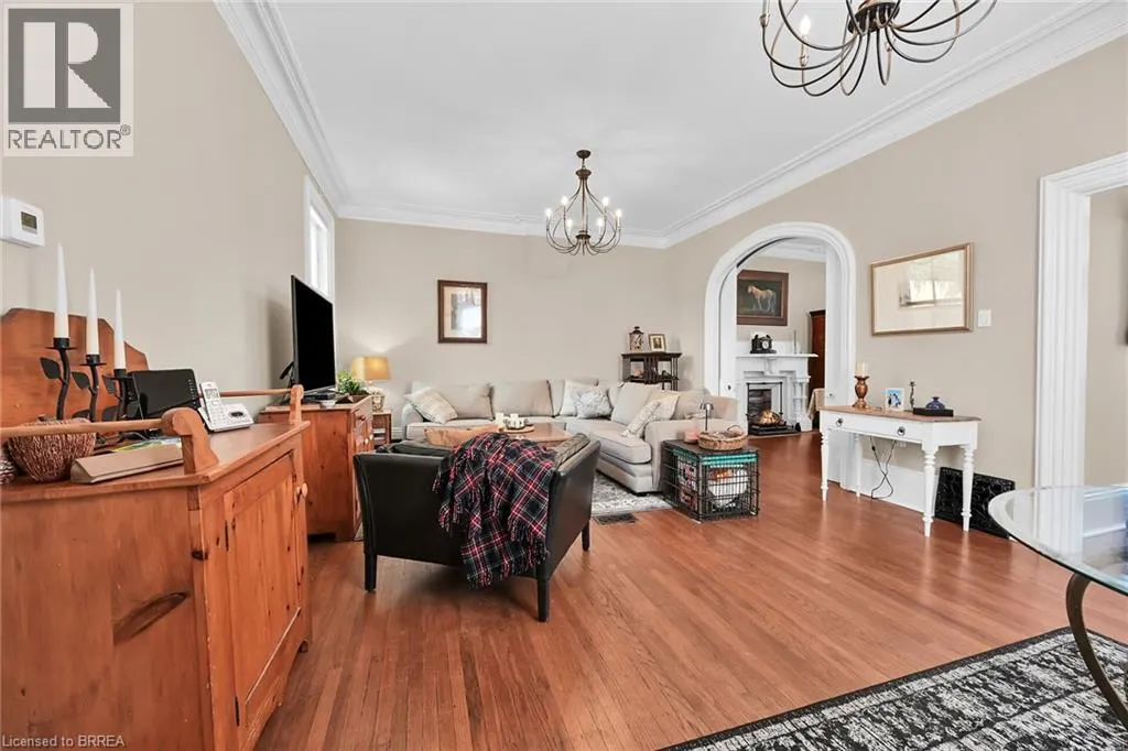 40 LOCKE Street S