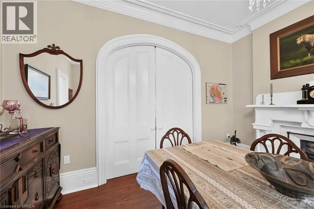 40 LOCKE Street S