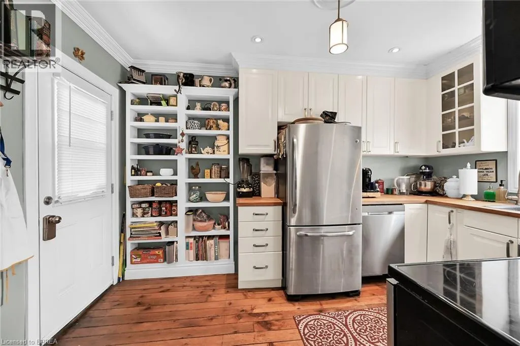40 LOCKE Street S