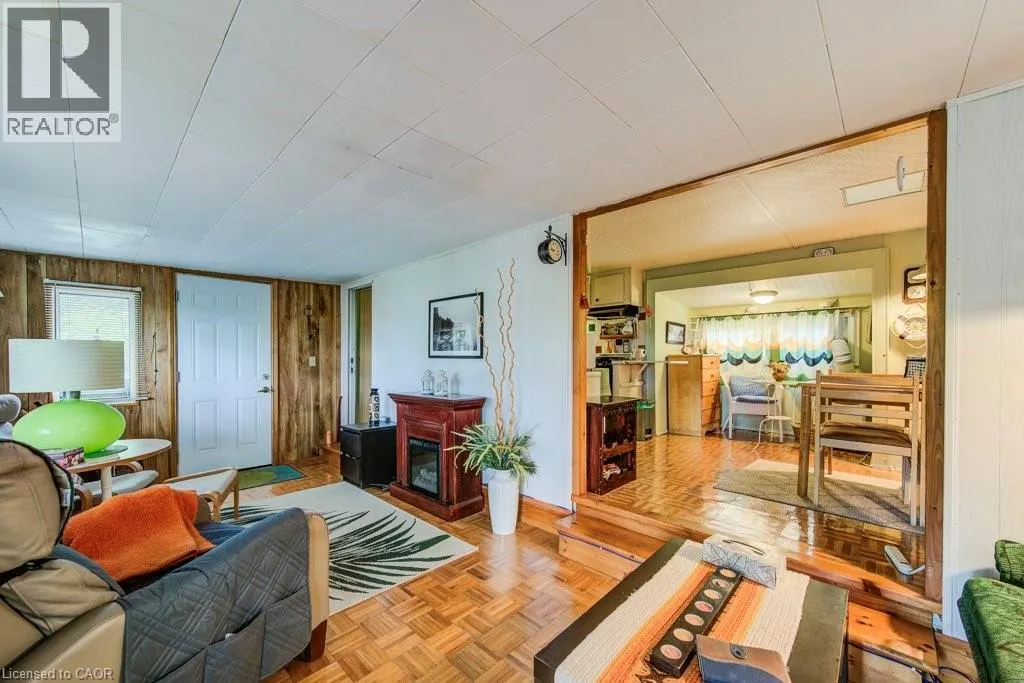 691 OAK Crescent