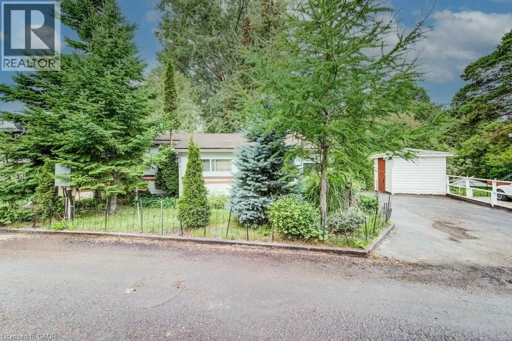 691 OAK Crescent