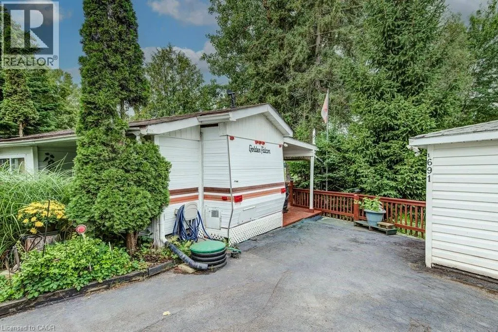 691 OAK Crescent