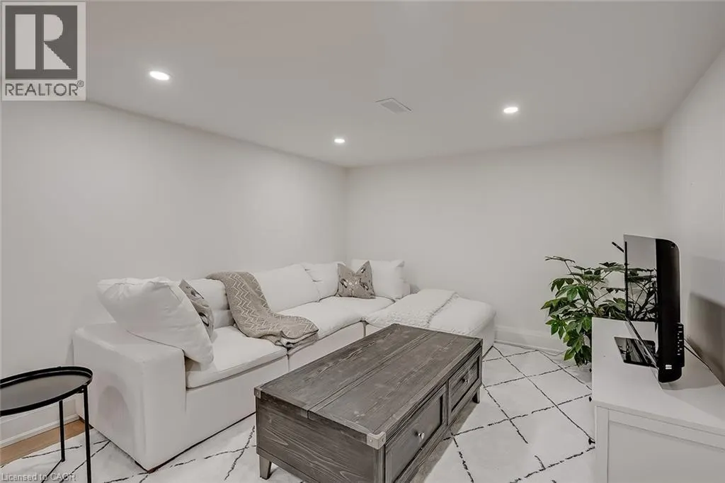 564 MAPLEHILL Drive