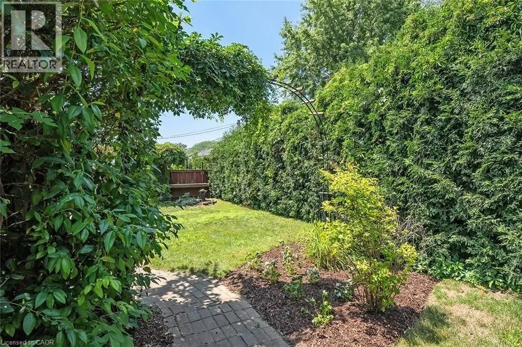 564 MAPLEHILL Drive