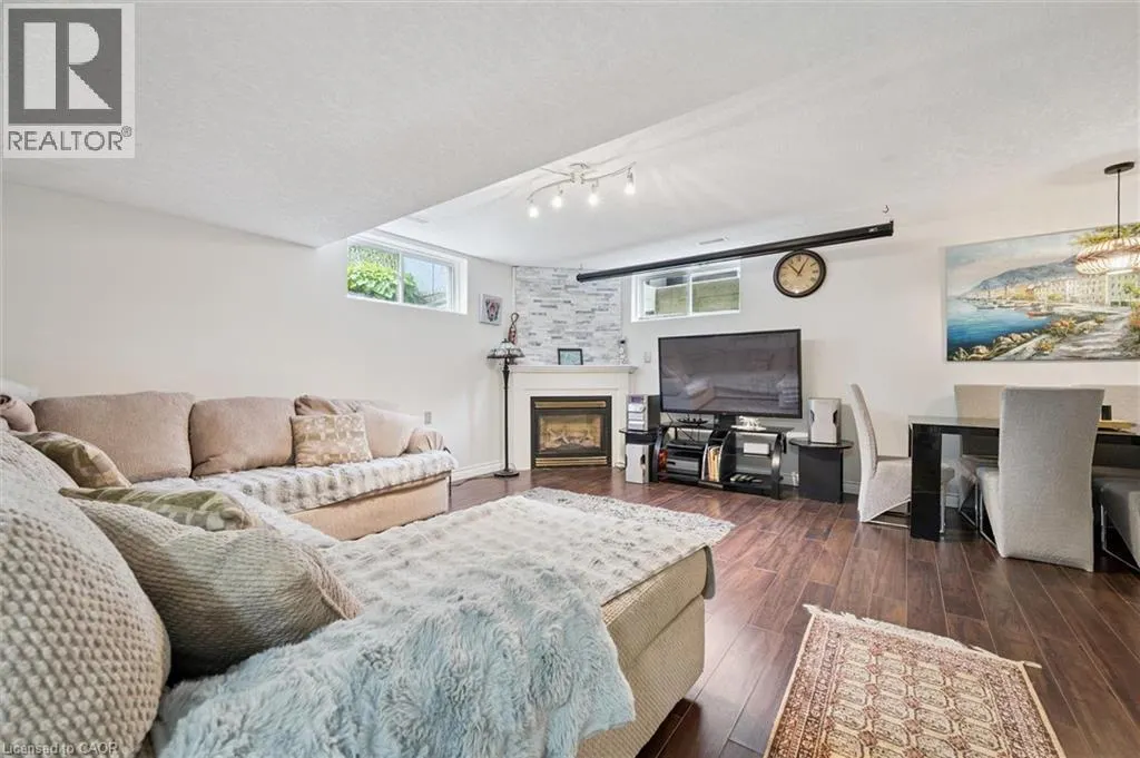 18 PEARWOOD Court