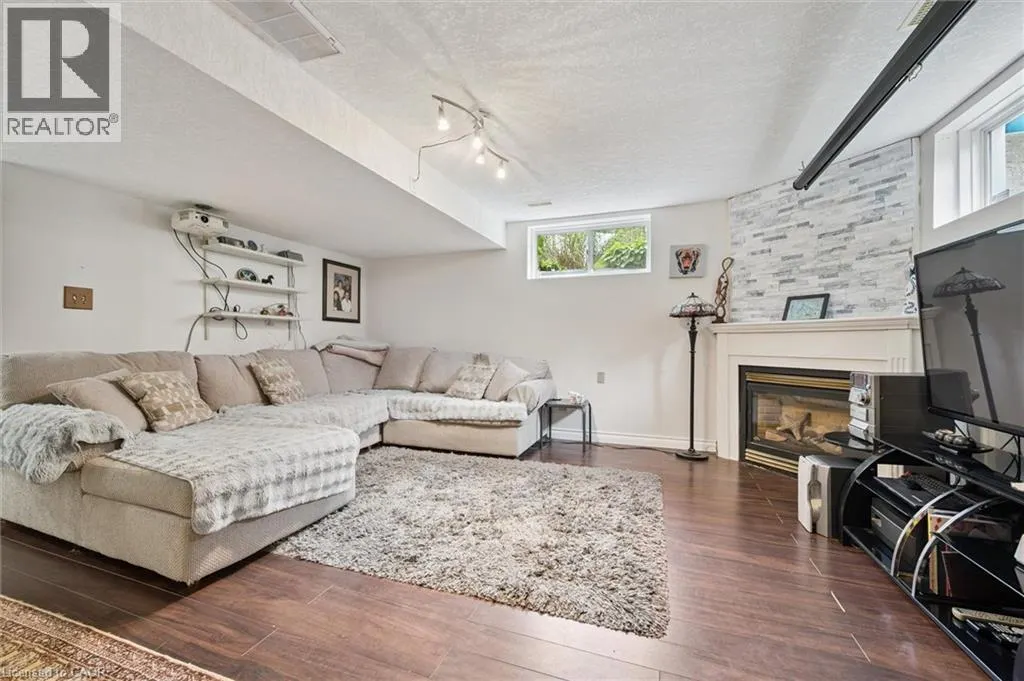 18 PEARWOOD Court