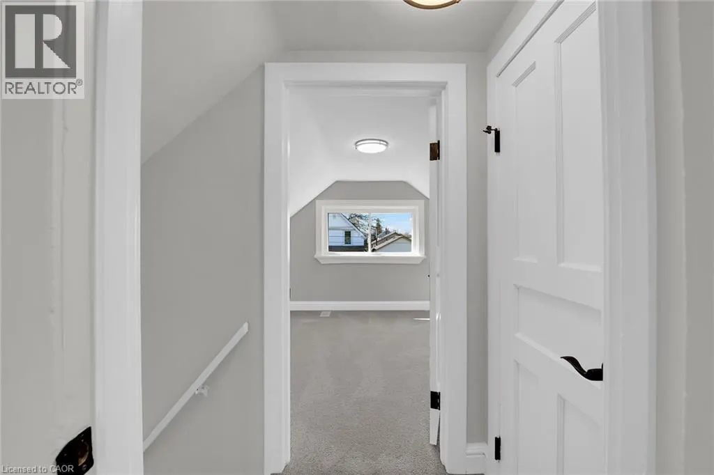 70 ROBINS Avenue