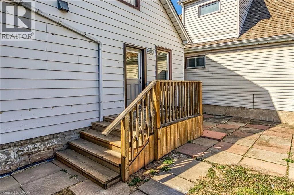 70 ROBINS Avenue