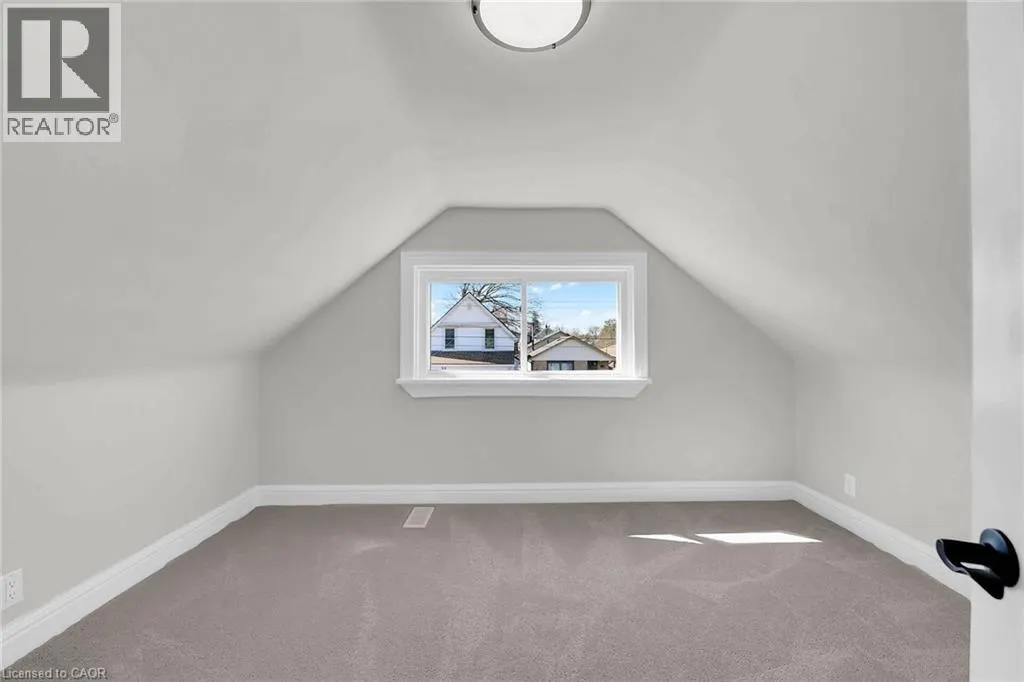 70 ROBINS Avenue