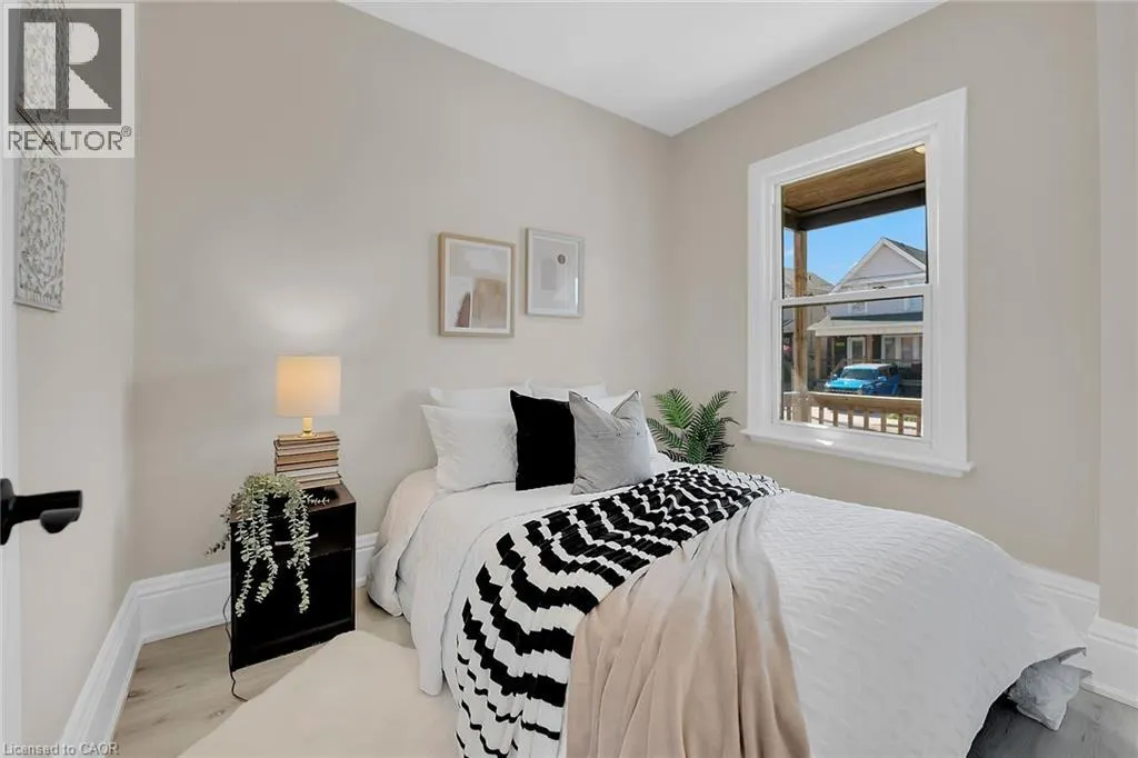 70 ROBINS Avenue